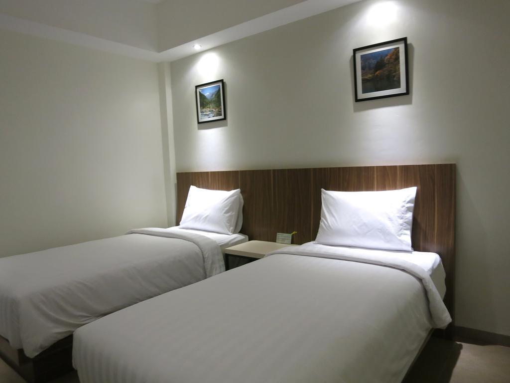 Hart Hotel Arjuna Матарам Номер фото